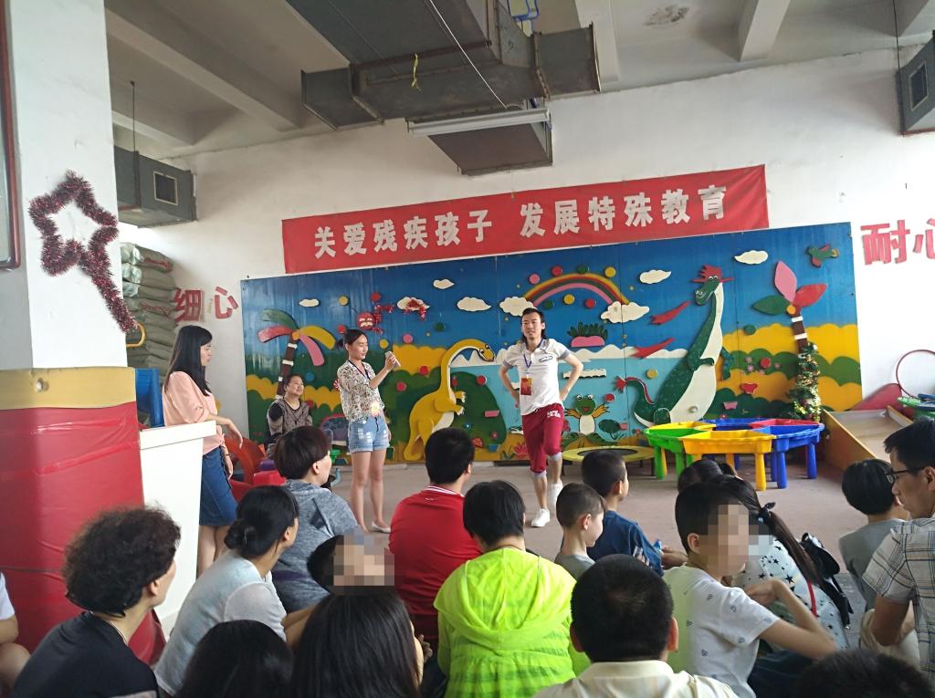 给孩子们表演节目