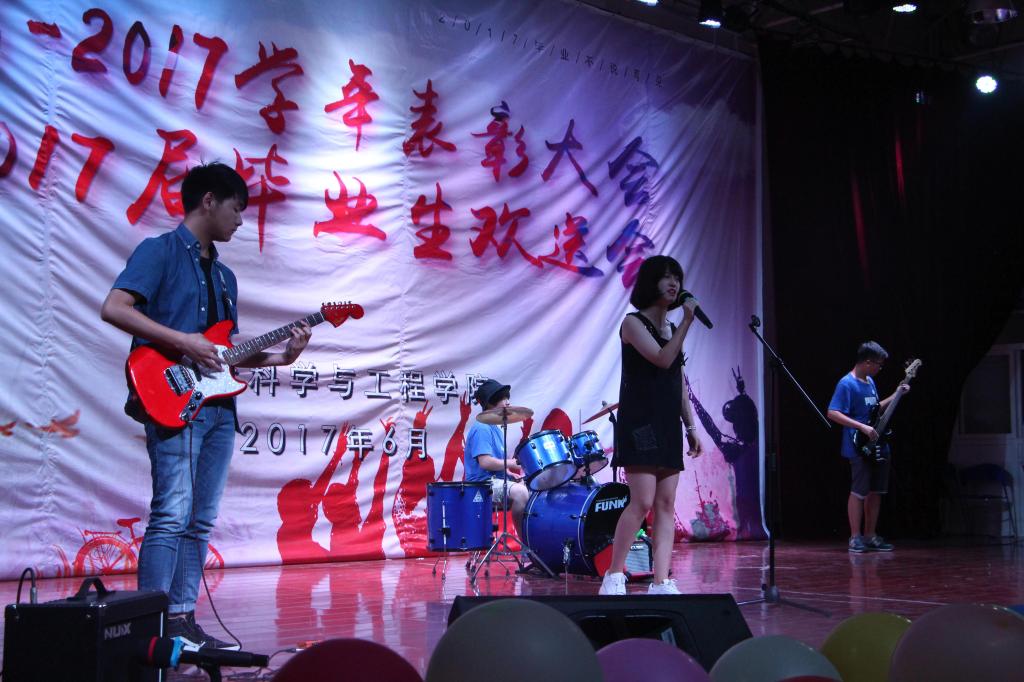 1.zombie& just night架子鼓,电吉他,重金属乐器完美融合着冷酷女声僵尸就在今夜!这妖异的风格震撼的节奏,让全场心潮开始澎湃