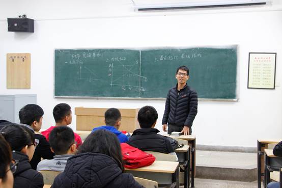 助理导师与学生交流3